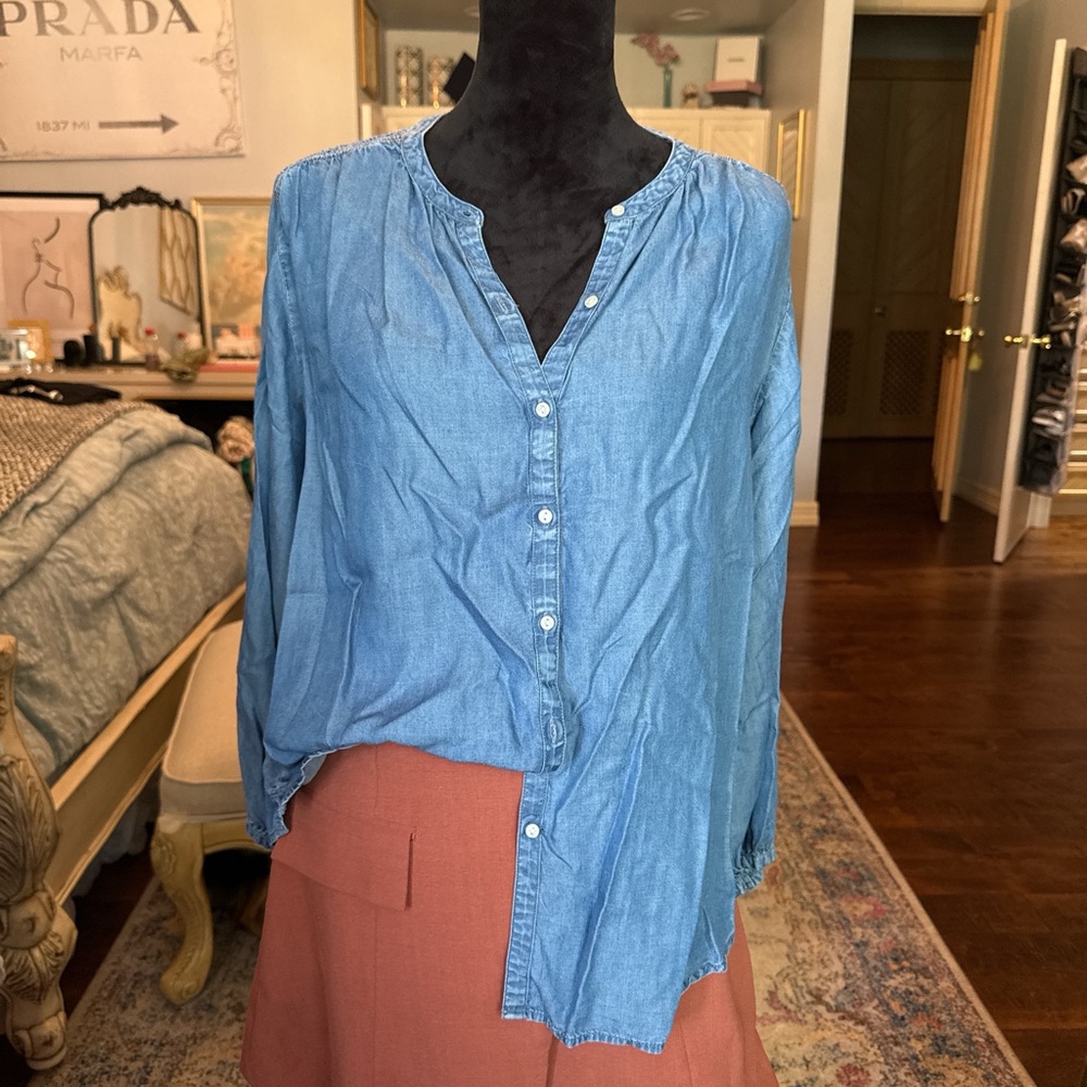 Old Navy Light Blue Chambray Button-Front Women’s Shirt